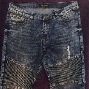 Nice fitted light blue jeans 👀